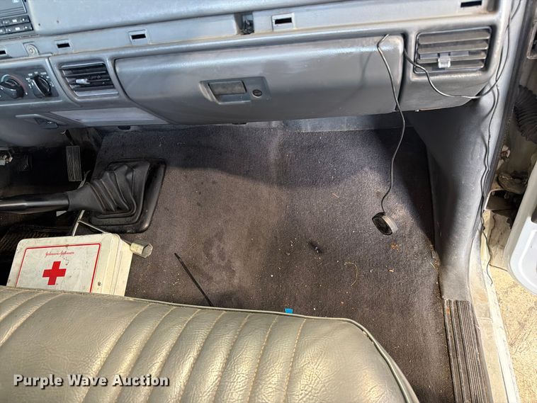 image for item FC3207 1993 Ford F450 Super Duty utility / service truck