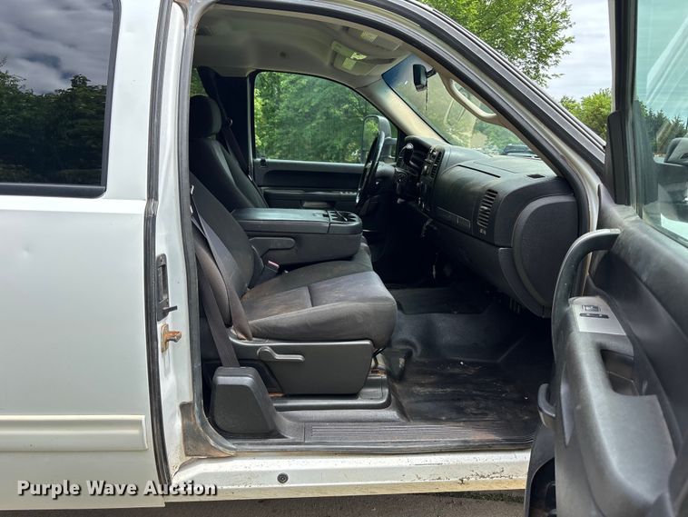 image for item FC4697 2010 Chevrolet Silverado 2500HD Ext. Cab pickup truck