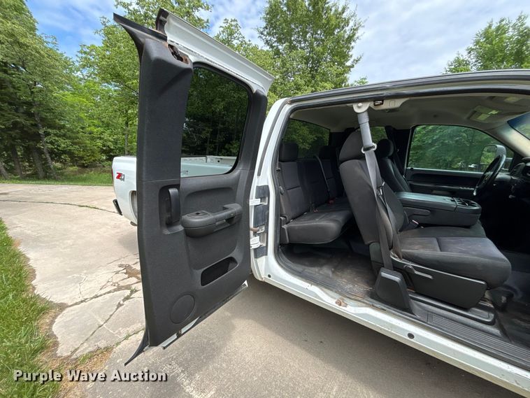 image for item FC4697 2010 Chevrolet Silverado 2500HD Ext. Cab pickup truck