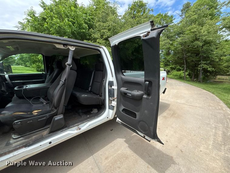 image for item FC4697 2010 Chevrolet Silverado 2500HD Ext. Cab pickup truck