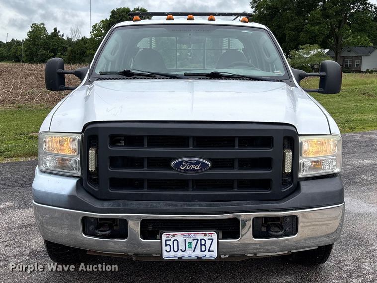 image for item FC5922 2006 Ford F250 Super Duty XL Crew Cab utility bed pickup truck