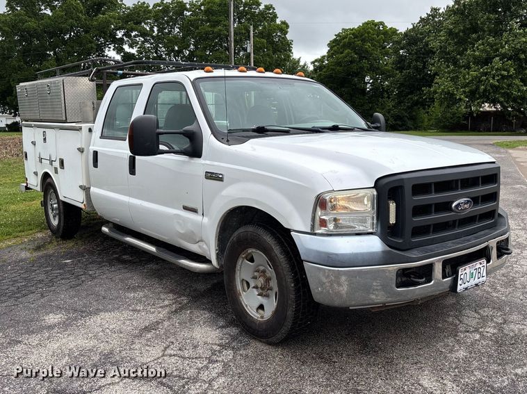 image for item FC5922 2006 Ford F250 Super Duty XL Crew Cab utility bed pickup truck