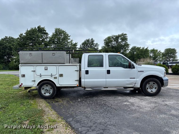 image for item FC5922 2006 Ford F250 Super Duty XL Crew Cab utility bed pickup truck