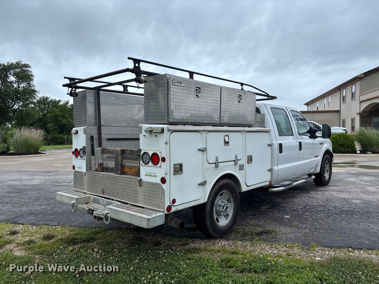 image for item FC5922 2006 Ford F250 Super Duty XL Crew Cab utility bed pickup truck
