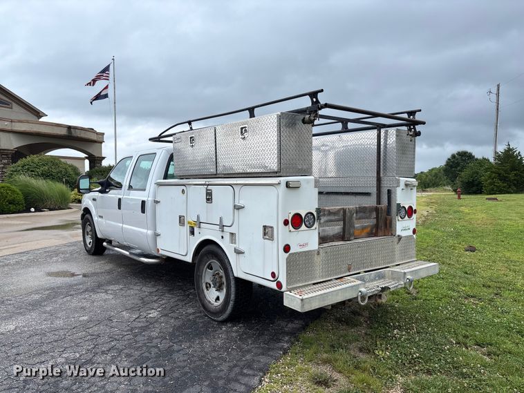image for item FC5922 2006 Ford F250 Super Duty XL Crew Cab utility bed pickup truck