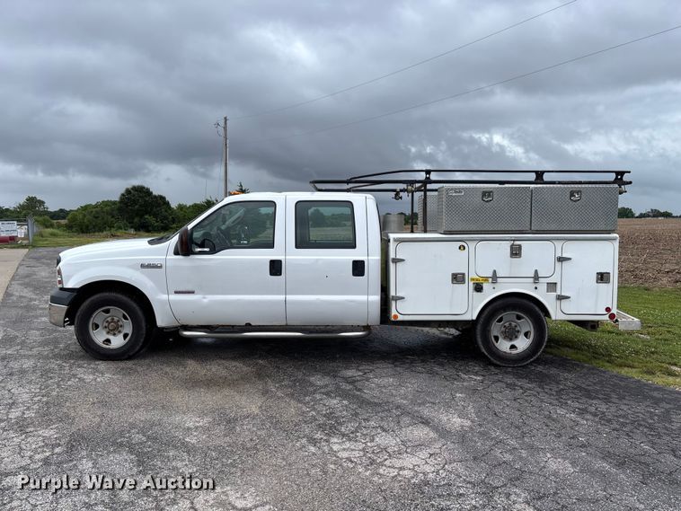 image for item FC5922 2006 Ford F250 Super Duty XL Crew Cab utility bed pickup truck