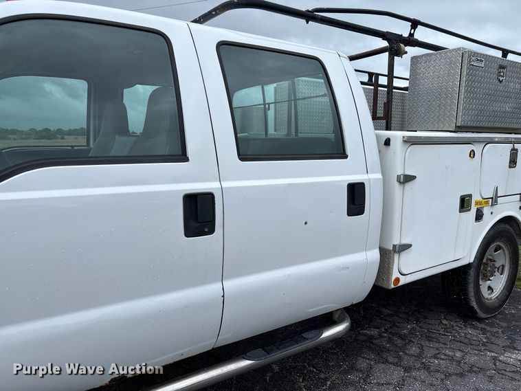 image for item FC5922 2006 Ford F250 Super Duty XL Crew Cab utility bed pickup truck