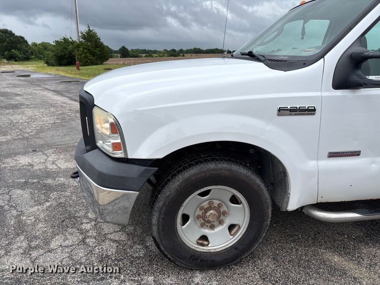 image for item FC5922 2006 Ford F250 Super Duty XL Crew Cab utility bed pickup truck