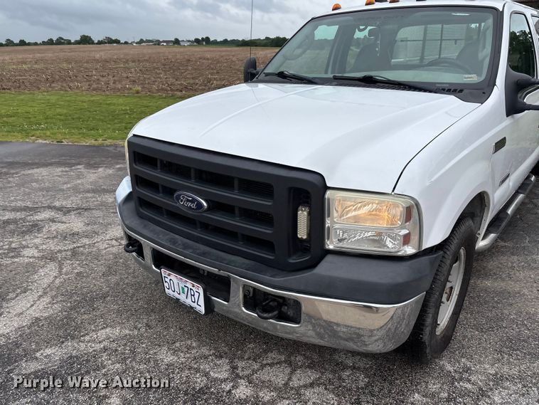image for item FC5922 2006 Ford F250 Super Duty XL Crew Cab utility bed pickup truck