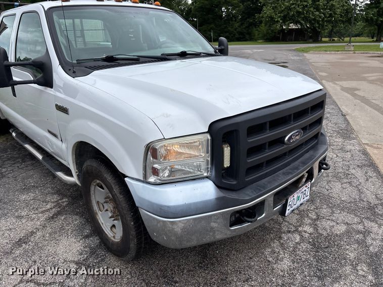 image for item FC5922 2006 Ford F250 Super Duty XL Crew Cab utility bed pickup truck