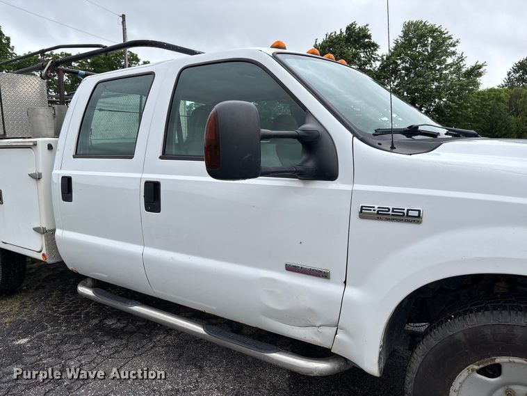 image for item FC5922 2006 Ford F250 Super Duty XL Crew Cab utility bed pickup truck