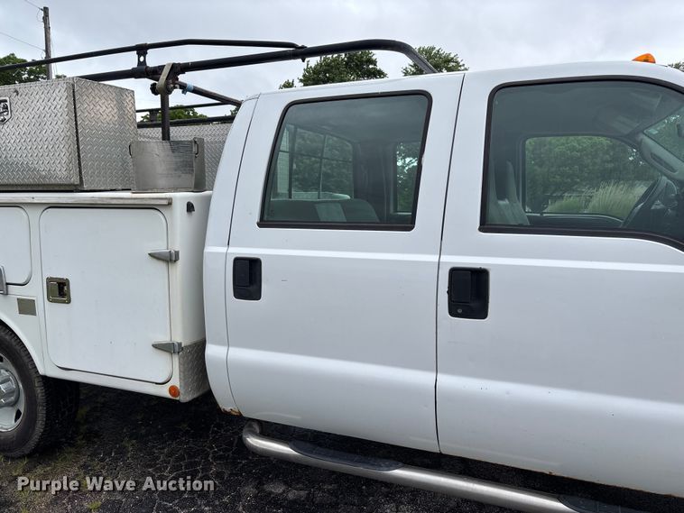 image for item FC5922 2006 Ford F250 Super Duty XL Crew Cab utility bed pickup truck