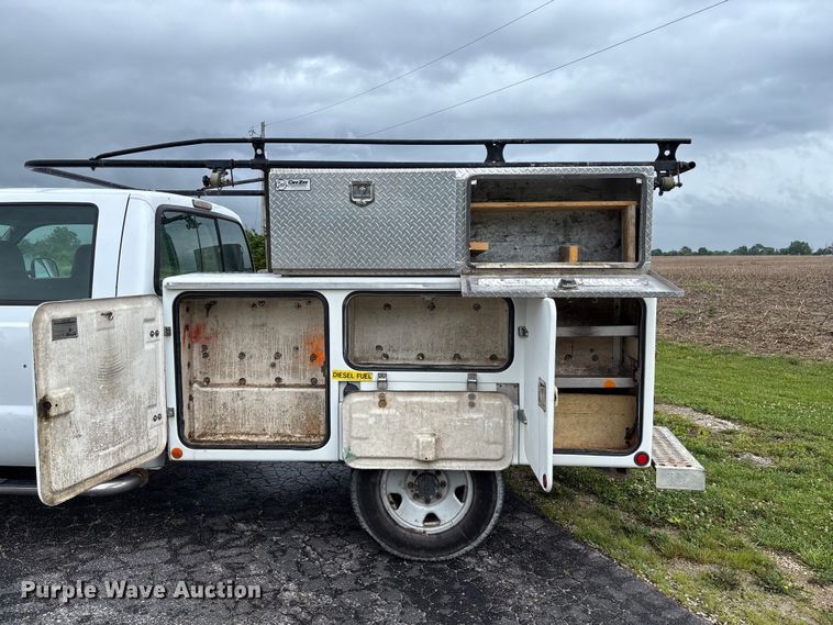 image for item FC5922 2006 Ford F250 Super Duty XL Crew Cab utility bed pickup truck