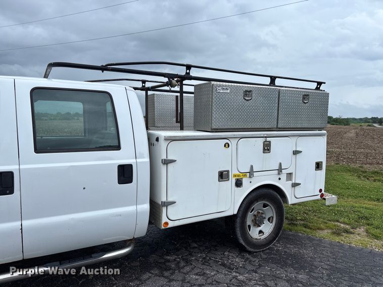 image for item FC5922 2006 Ford F250 Super Duty XL Crew Cab utility bed pickup truck