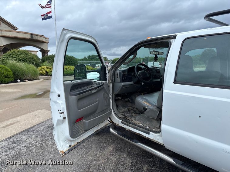 image for item FC5922 2006 Ford F250 Super Duty XL Crew Cab utility bed pickup truck