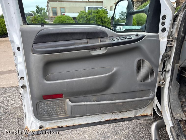image for item FC5922 2006 Ford F250 Super Duty XL Crew Cab utility bed pickup truck