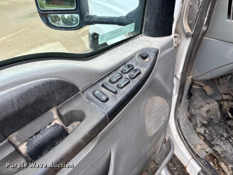 image for item FC5922 2006 Ford F250 Super Duty XL Crew Cab utility bed pickup truck