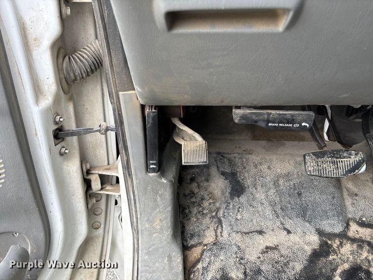 image for item FC5922 2006 Ford F250 Super Duty XL Crew Cab utility bed pickup truck