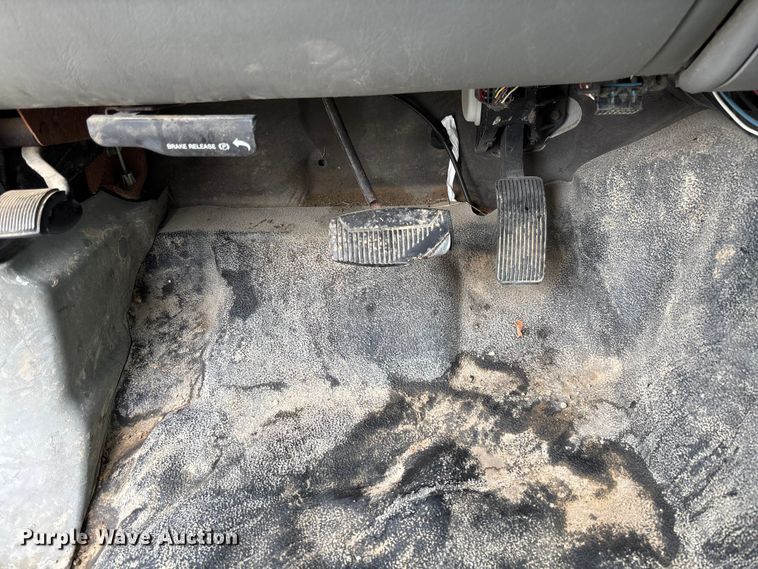 image for item FC5922 2006 Ford F250 Super Duty XL Crew Cab utility bed pickup truck