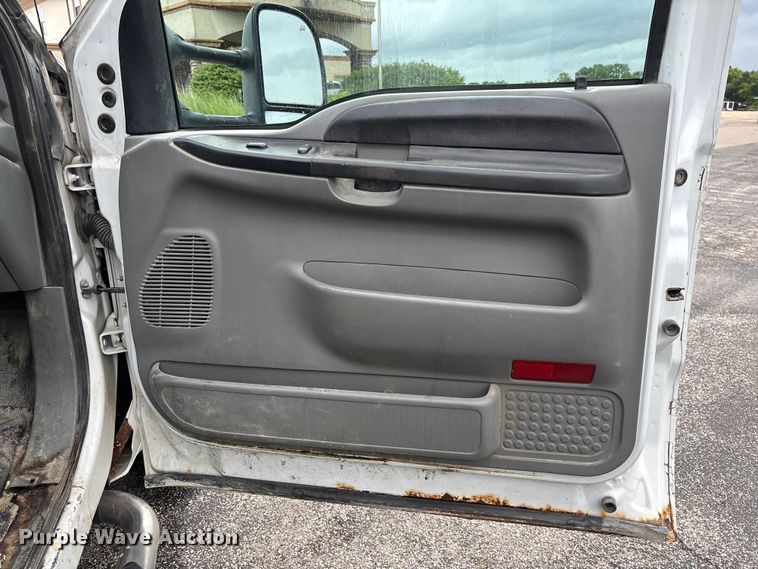 image for item FC5922 2006 Ford F250 Super Duty XL Crew Cab utility bed pickup truck