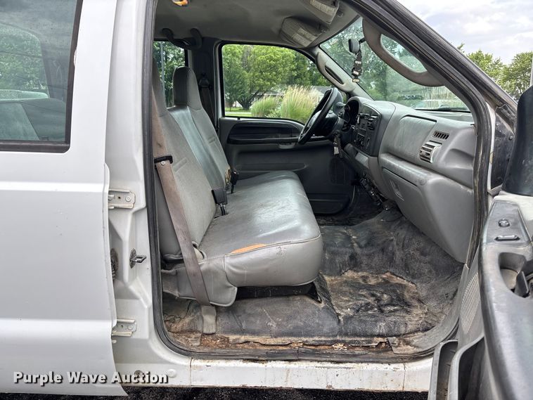 image for item FC5922 2006 Ford F250 Super Duty XL Crew Cab utility bed pickup truck