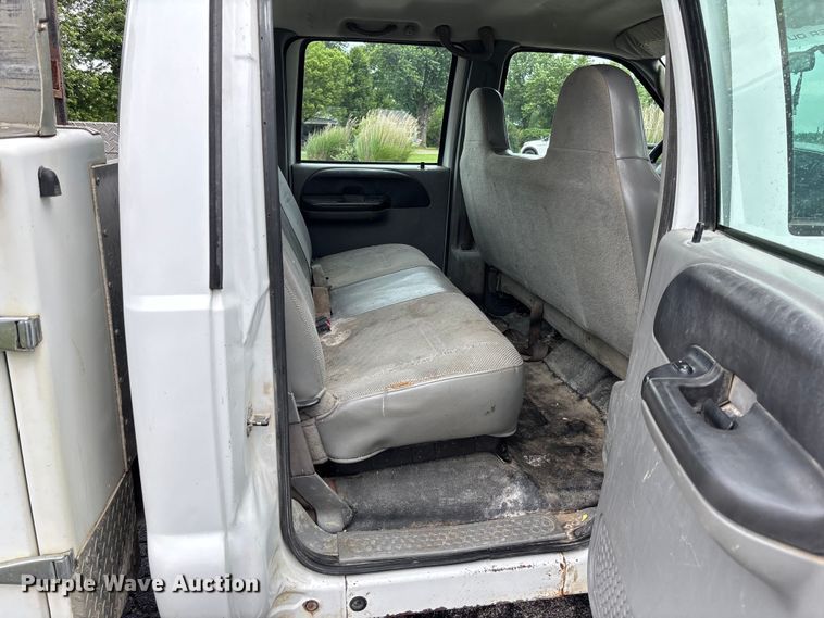 image for item FC5922 2006 Ford F250 Super Duty XL Crew Cab utility bed pickup truck