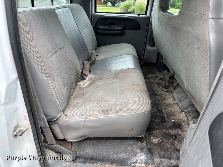image for item FC5922 2006 Ford F250 Super Duty XL Crew Cab utility bed pickup truck