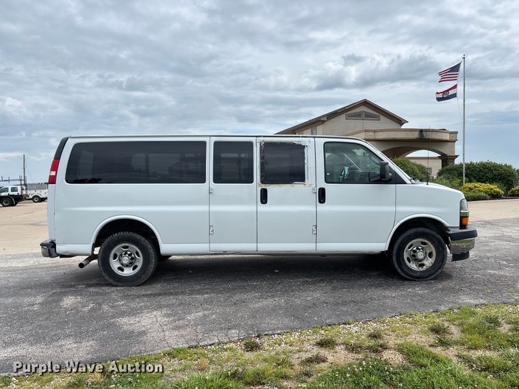image for item FC5923 2017 Chevrolet Express LT3500 van