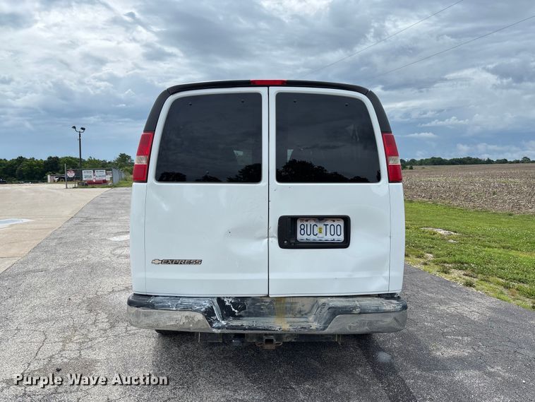image for item FC5923 2017 Chevrolet Express LT3500 van