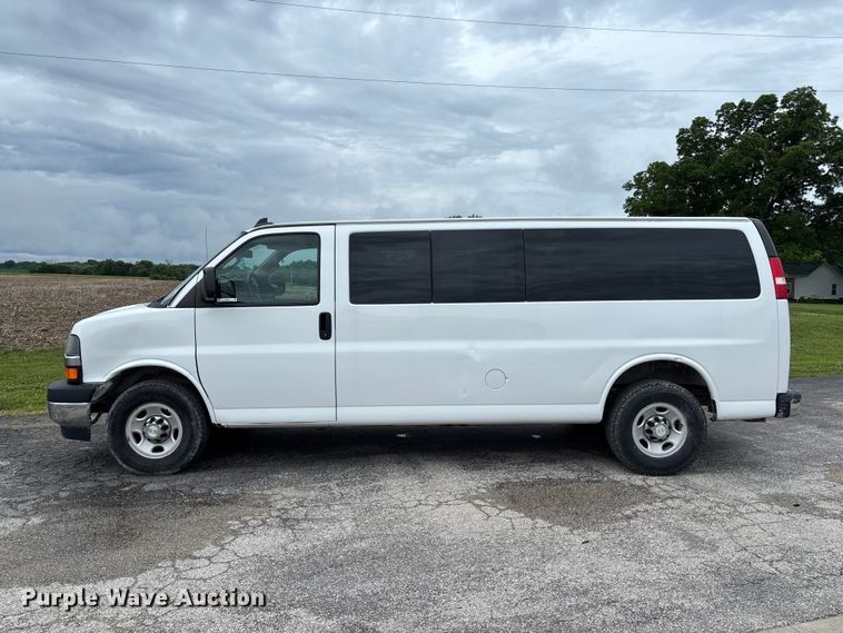 image for item FC5923 2017 Chevrolet Express LT3500 van