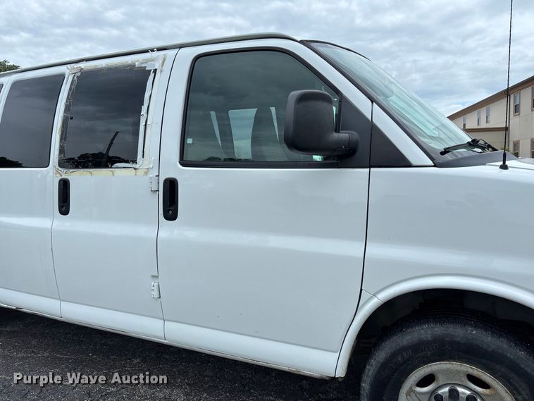 image for item FC5923 2017 Chevrolet Express LT3500 van