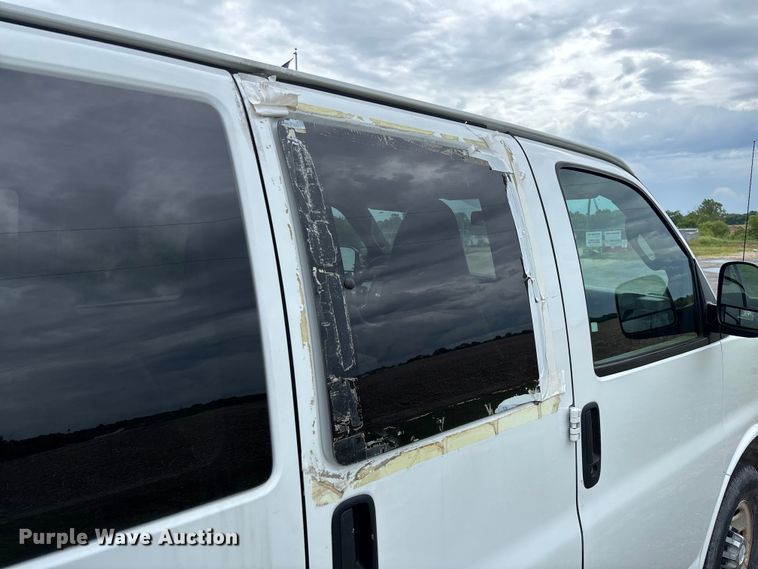image for item FC5923 2017 Chevrolet Express LT3500 van