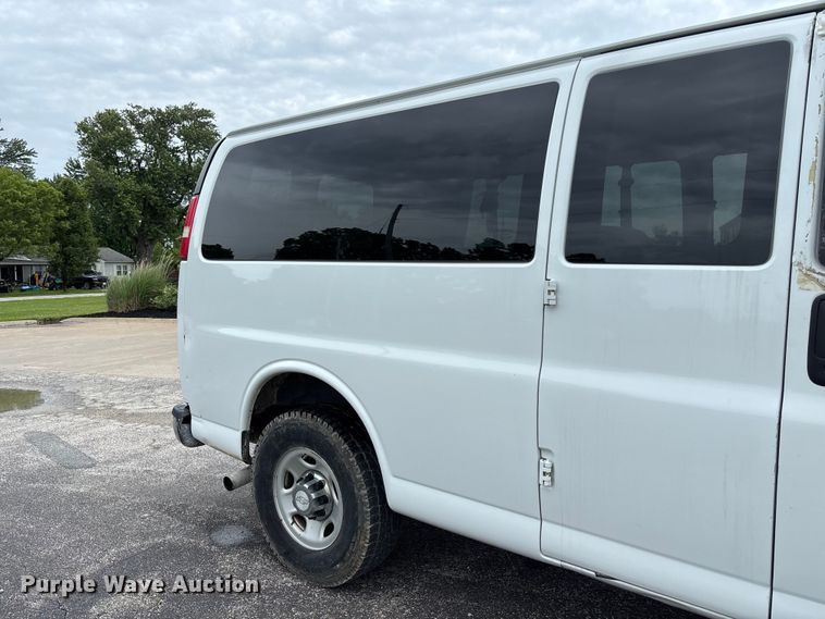 image for item FC5923 2017 Chevrolet Express LT3500 van