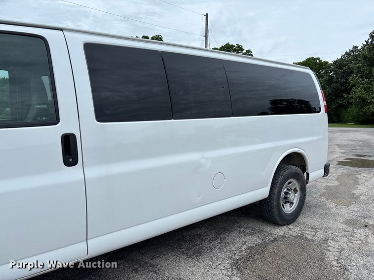 image for item FC5923 2017 Chevrolet Express LT3500 van