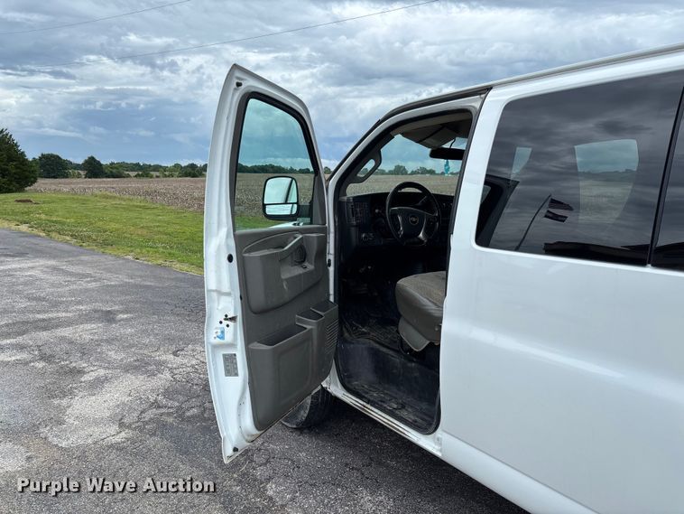 image for item FC5923 2017 Chevrolet Express LT3500 van