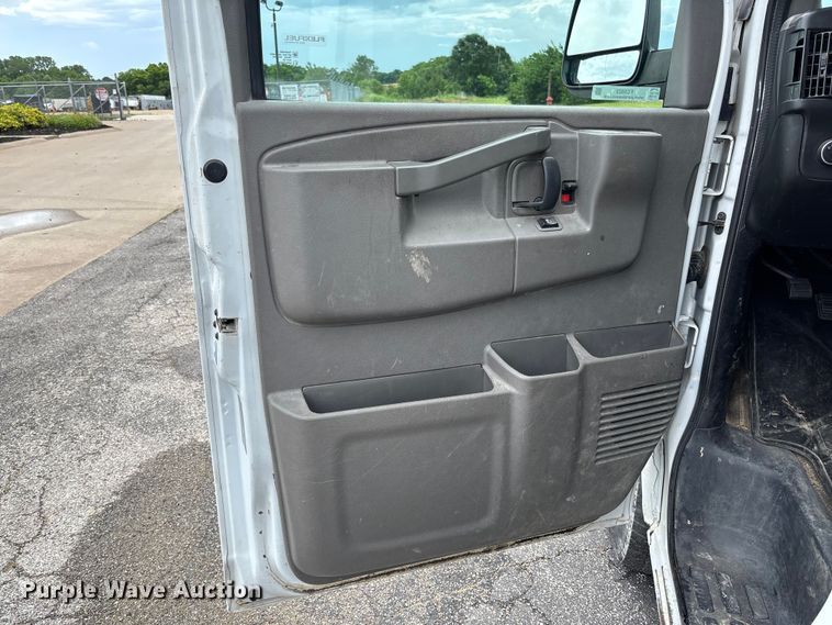 image for item FC5923 2017 Chevrolet Express LT3500 van