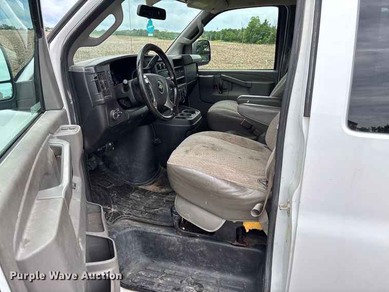 image for item FC5923 2017 Chevrolet Express LT3500 van