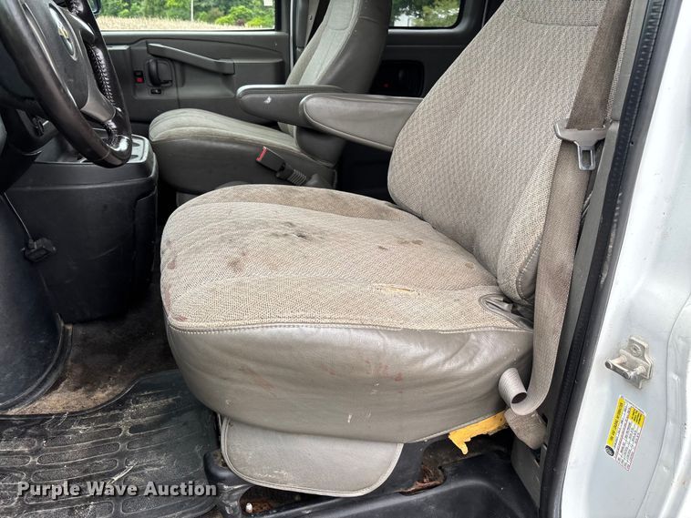 image for item FC5923 2017 Chevrolet Express LT3500 van