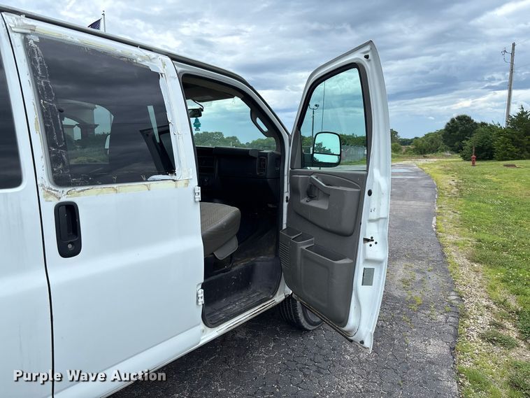 image for item FC5923 2017 Chevrolet Express LT3500 van