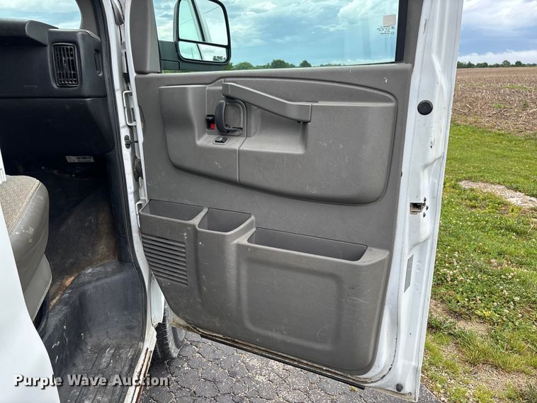 image for item FC5923 2017 Chevrolet Express LT3500 van