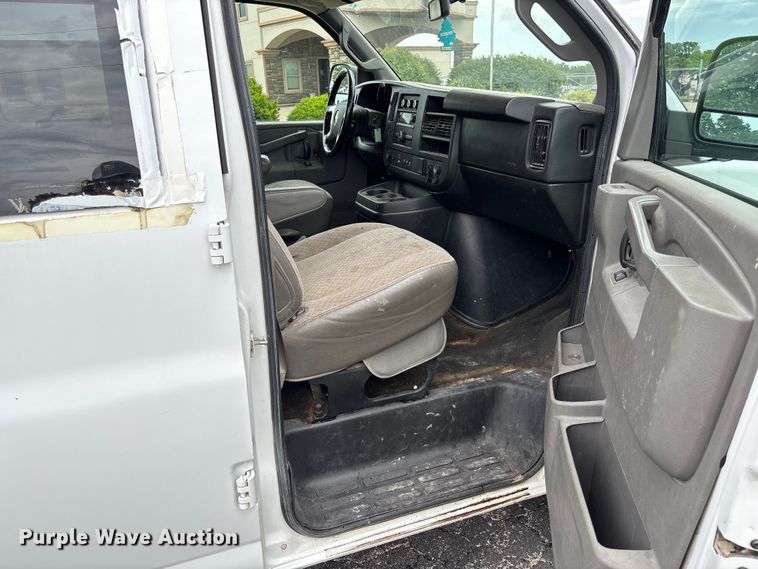 image for item FC5923 2017 Chevrolet Express LT3500 van