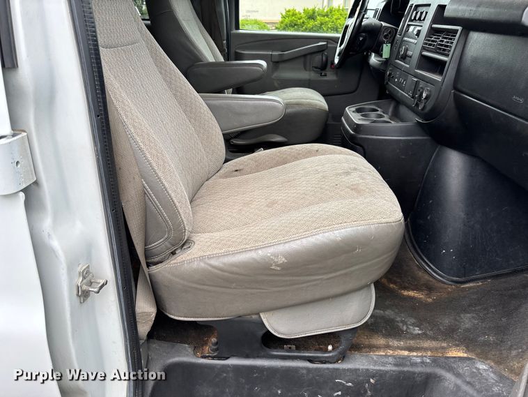 image for item FC5923 2017 Chevrolet Express LT3500 van