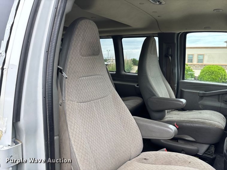 image for item FC5923 2017 Chevrolet Express LT3500 van
