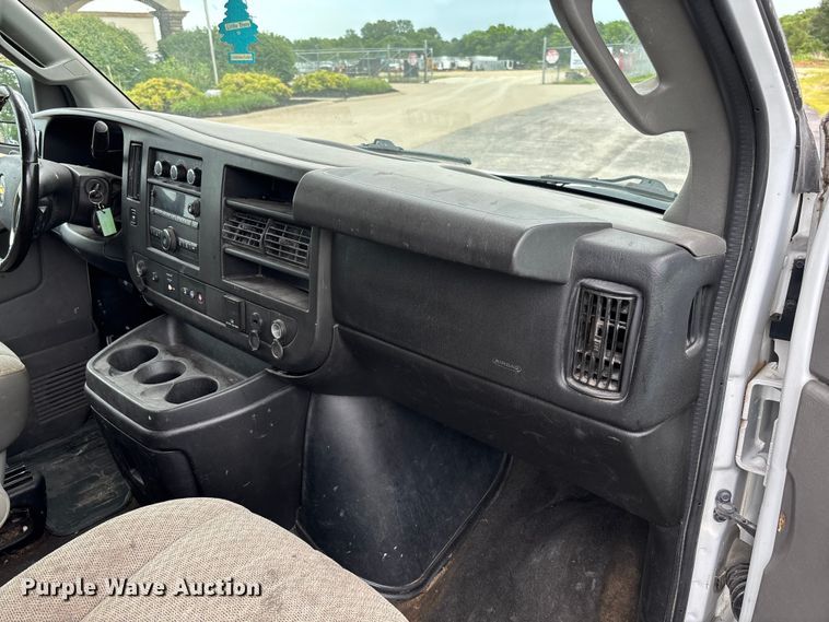 image for item FC5923 2017 Chevrolet Express LT3500 van