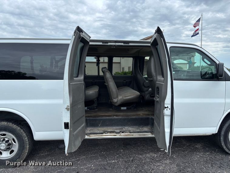 image for item FC5923 2017 Chevrolet Express LT3500 van