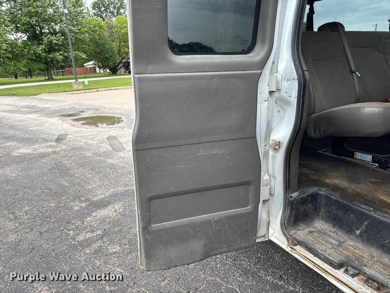 image for item FC5923 2017 Chevrolet Express LT3500 van