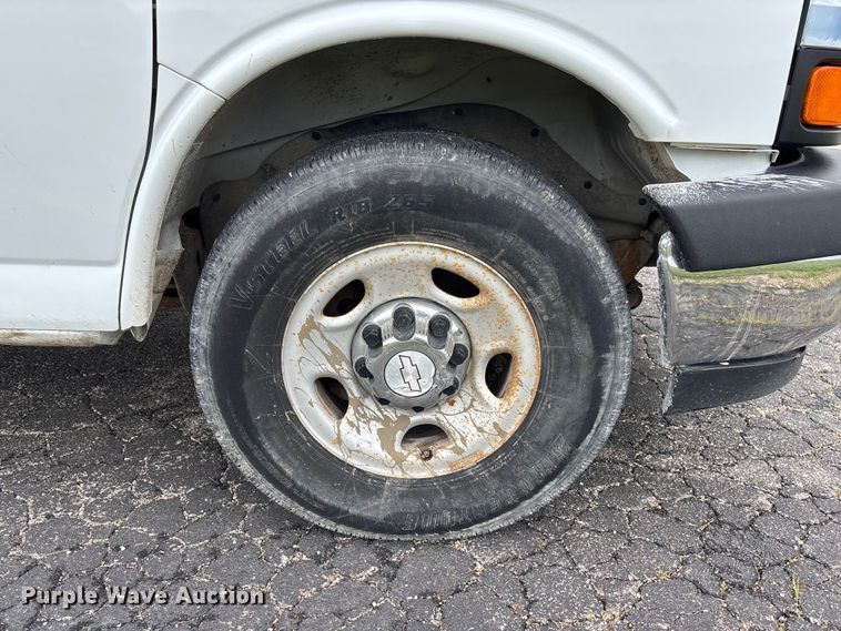 image for item FC5923 2017 Chevrolet Express LT3500 van
