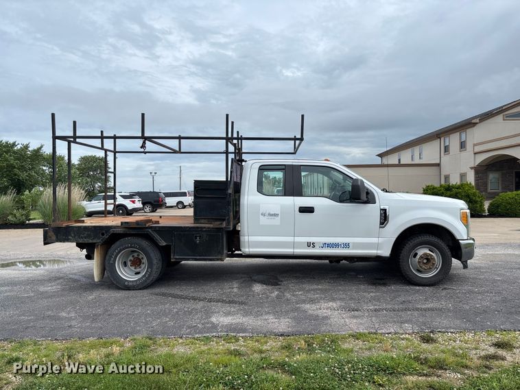 image for item FC5924 2017 Ford F350 Super Duty XL Ext. Cab flatbed pickup truck