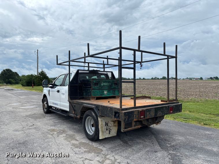 image for item FC5924 2017 Ford F350 Super Duty XL Ext. Cab flatbed pickup truck