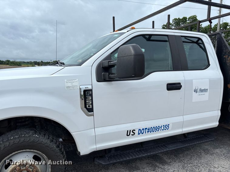 image for item FC5924 2017 Ford F350 Super Duty XL Ext. Cab flatbed pickup truck
